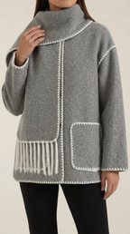 Catherine – Chaqueta Gris Humo con Bufanda a Contraste