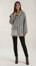 Catherine – Chaqueta Gris Humo con Bufanda a Contraste