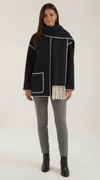 Catherine – Chaqueta Gris Humo con Bufanda a Contraste