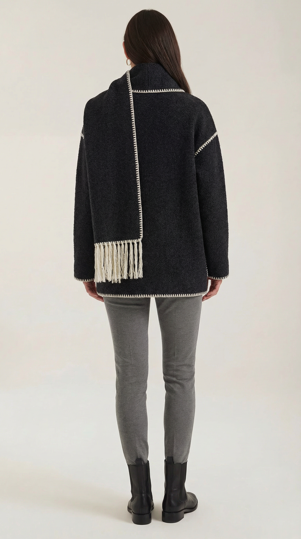 Catherine – Chaqueta Gris Humo con Bufanda a Contraste