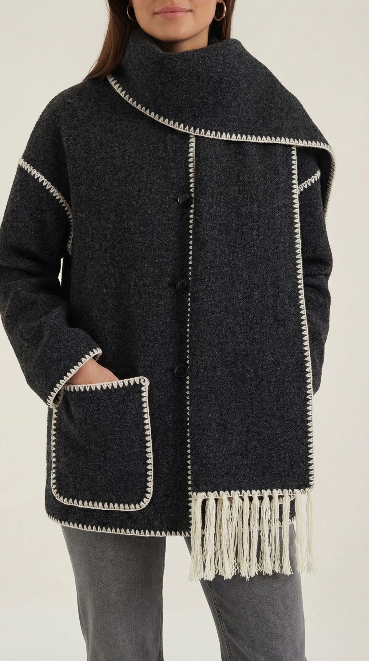 Catherine – Chaqueta Gris Humo con Bufanda a Contraste