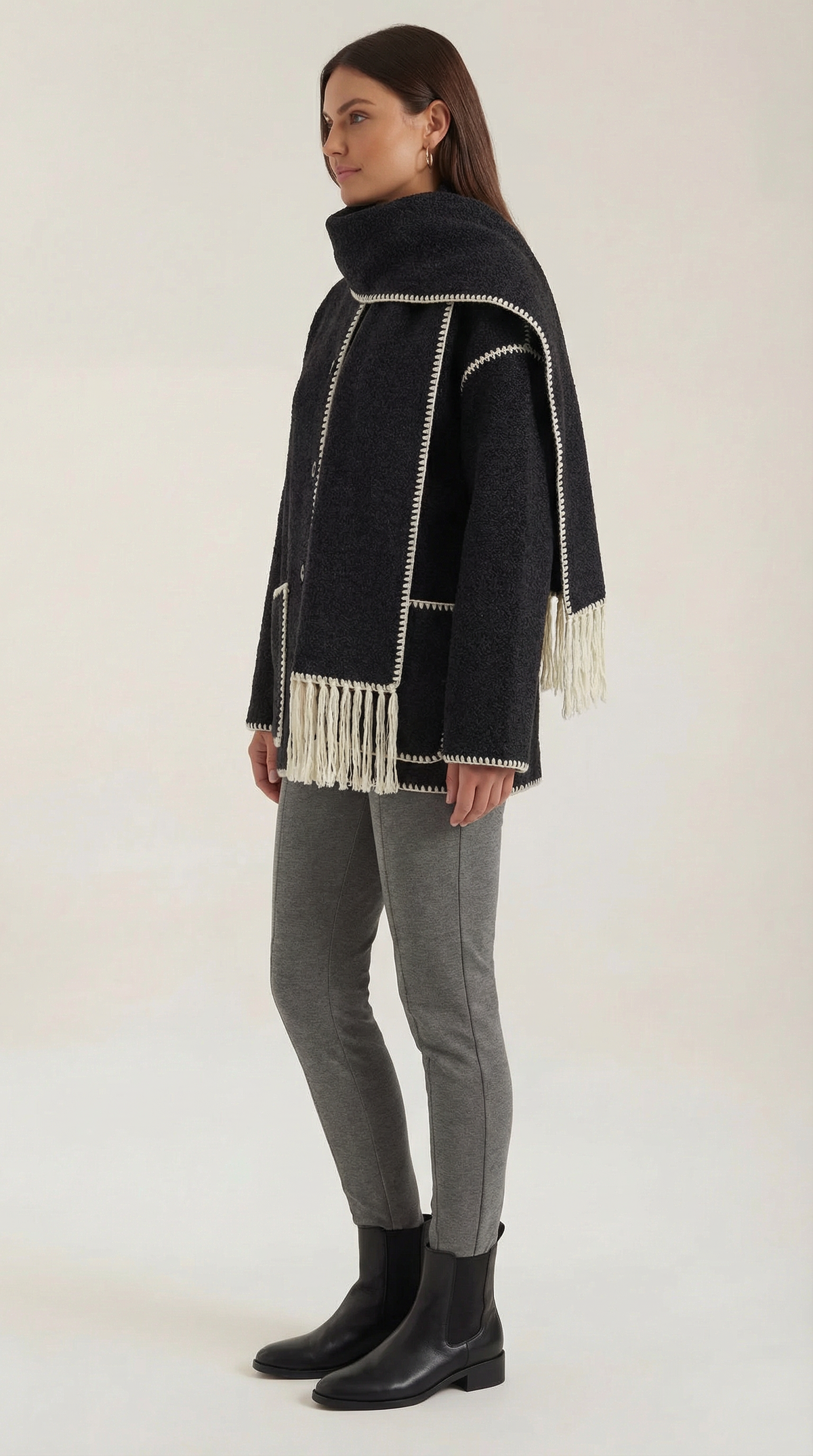 Catherine – Chaqueta Gris Humo con Bufanda a Contraste