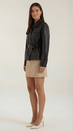 Christina – Chaqueta de PU Negra con Cinturón