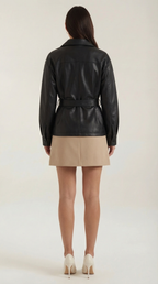 Christina – Chaqueta de PU Negra con Cinturón