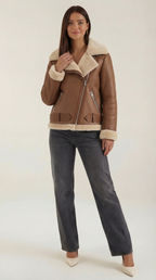 Christine – Chaqueta Polar Negra con Cinturón
