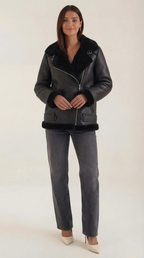 Christine – Chaqueta Polar Negra con Cinturón