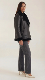 Christine – Chaqueta Polar Negra con Cinturón