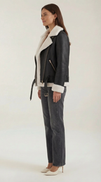 Christine – Chaqueta Polar Negra con Cinturón