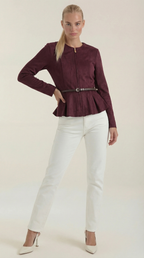 Josie – Chaqueta Burdeos con Detalle Peplum