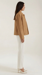 Julie – Chaqueta Suave Camel con Botones