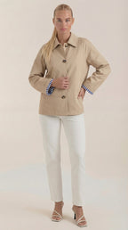 Lindsay – Trench Beige con Forro a Rayas