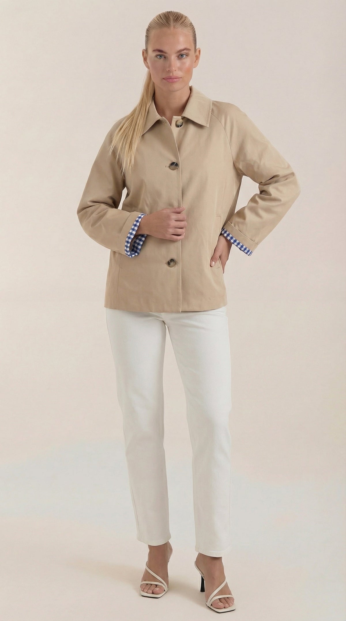 Lindsay – Trench Beige con Forro a Rayas