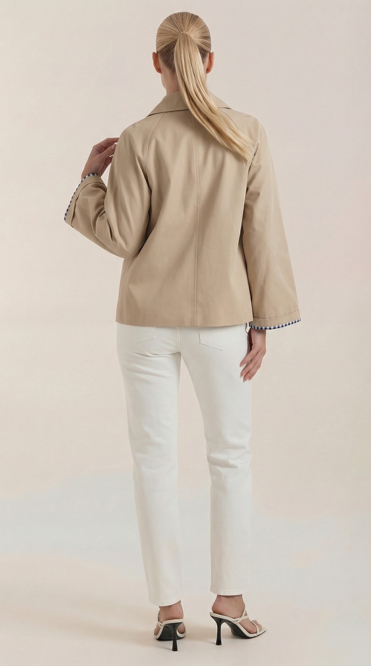 Lindsay – Trench Beige con Forro a Rayas