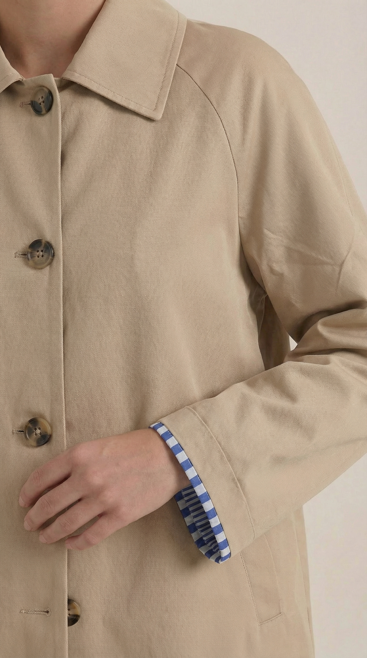 Lindsay – Trench Beige con Forro a Rayas