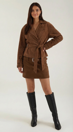 Lorraine – Chaqueta Cruzada Caramelo con Cinturón