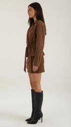 Lorraine – Chaqueta Cruzada Caramelo con Cinturón