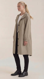 Margie – Chaqueta Impermeable Negra con Capucha