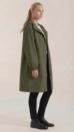 Margie – Chaqueta Impermeable Negra con Capucha
