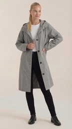 Margie – Chaqueta Impermeable Negra con Capucha