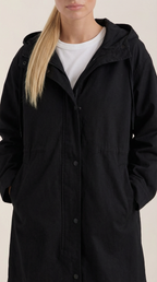 Margie – Chaqueta Impermeable Negra con Capucha