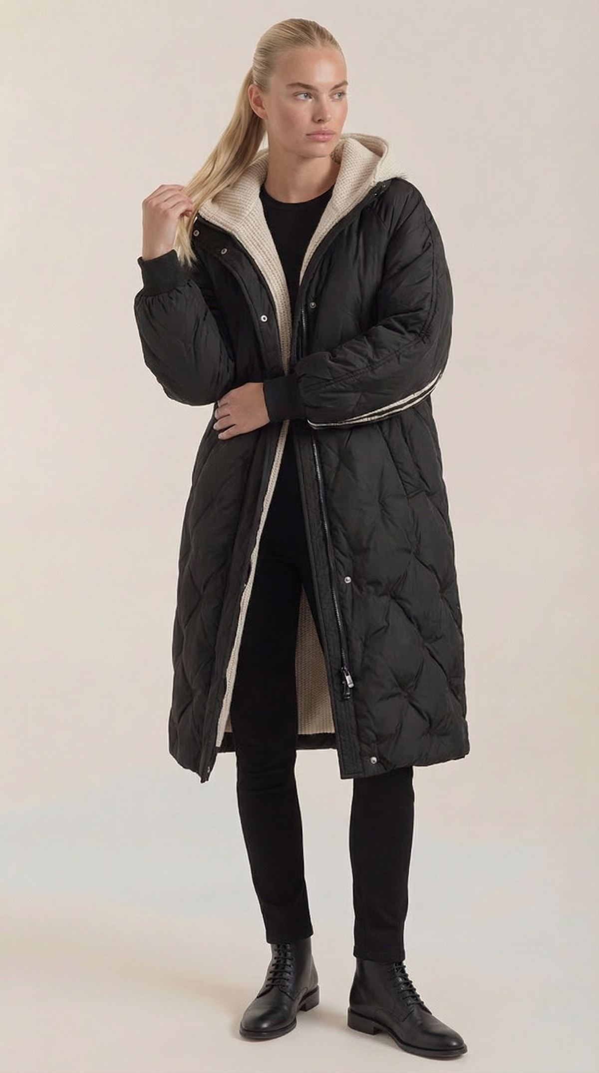 Minnie – Abrigo Acolchado Negro con Capucha
