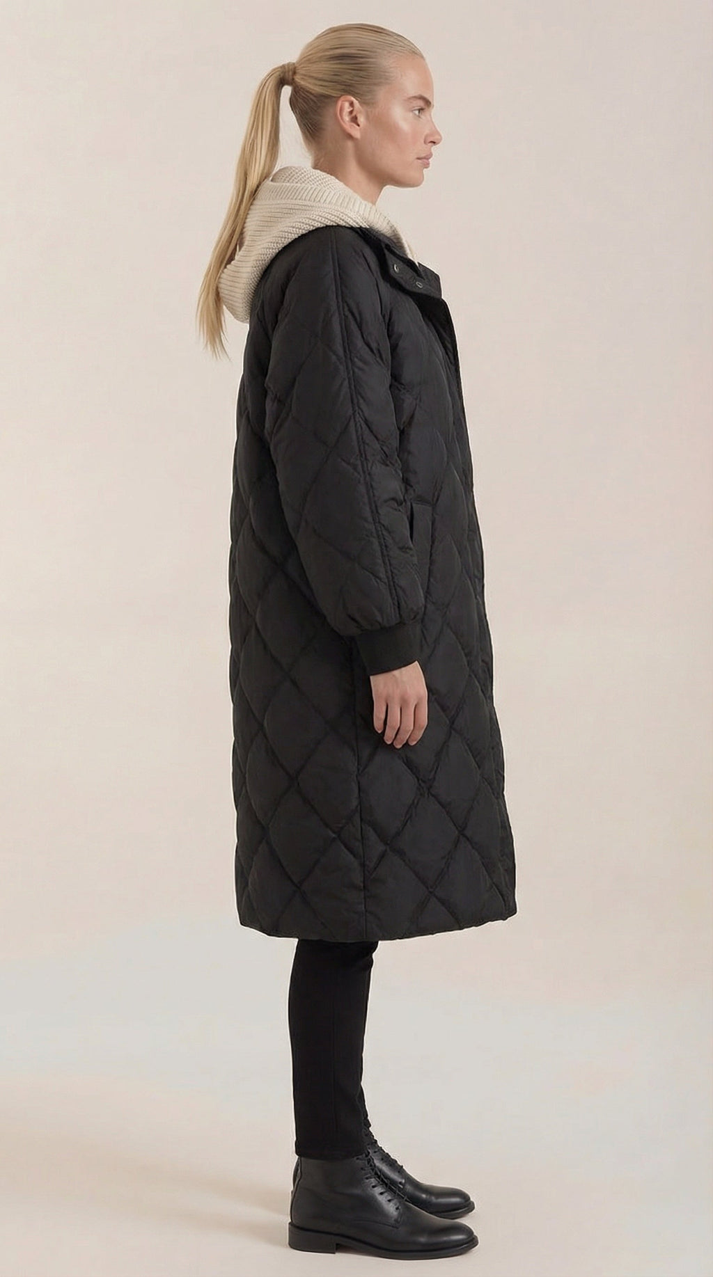 Minnie – Abrigo Acolchado Negro con Capucha