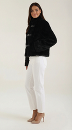 Quilla – Chaqueta de Pelo Sintético Negra con Hebillas