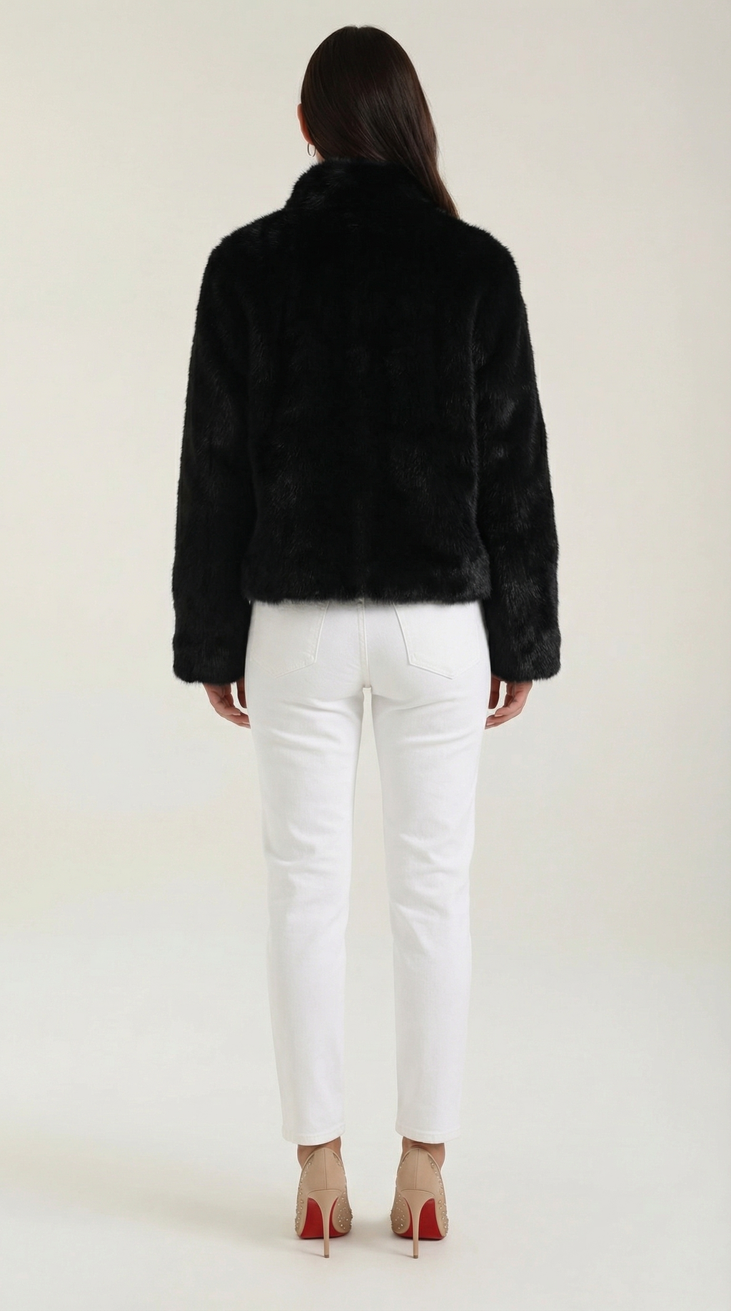 Quilla – Chaqueta de Pelo Sintético Negra con Hebillas