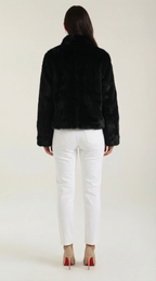 Quilla – Chaqueta de Pelo Sintético Negra con Hebillas