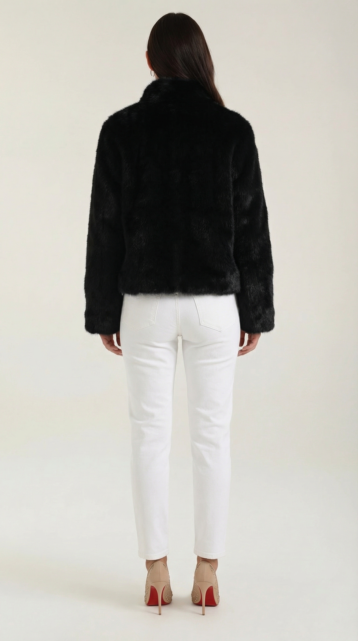 Quilla – Chaqueta de Pelo Sintético Negra con Hebillas