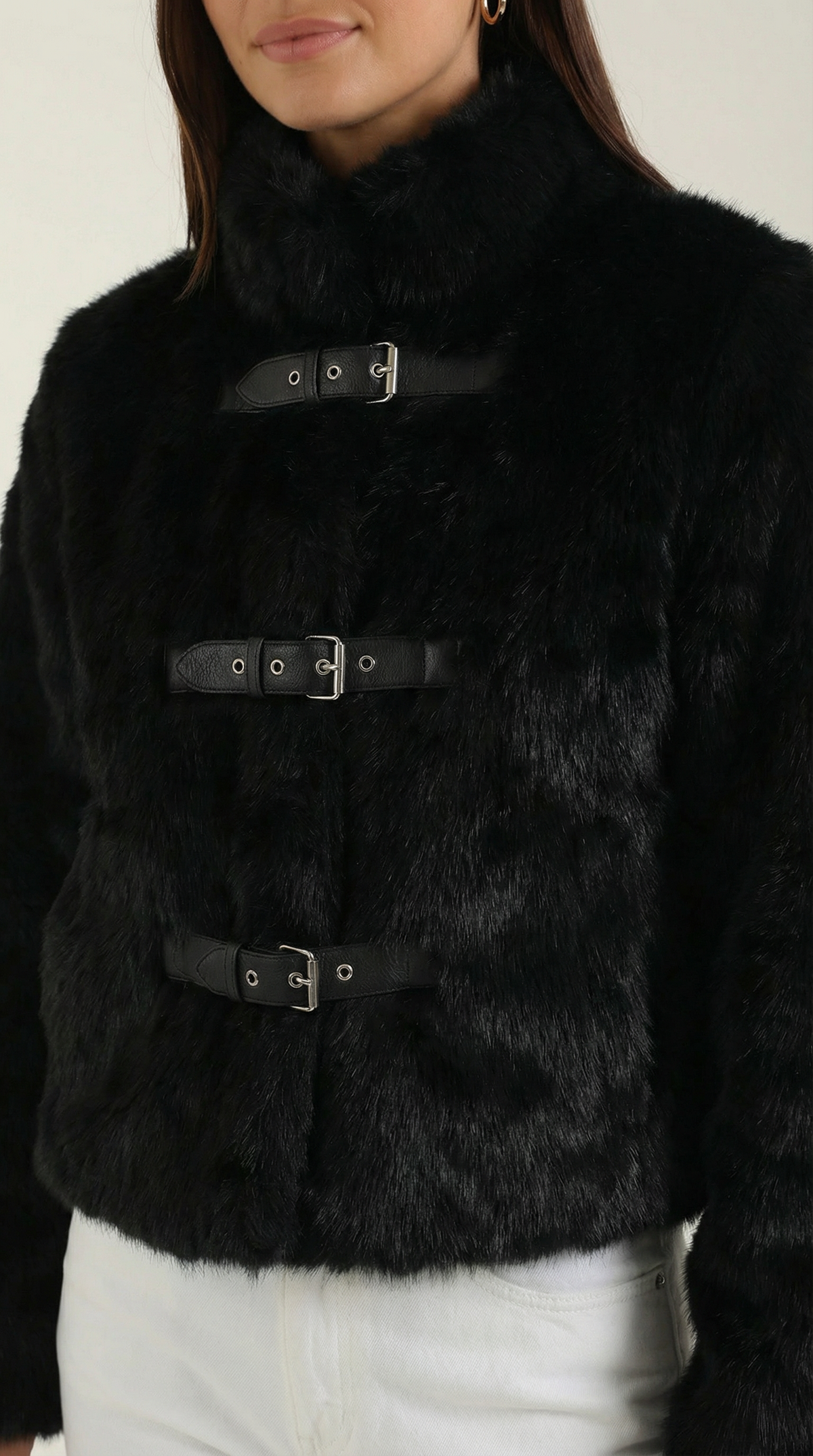Quilla – Chaqueta de Pelo Sintético Negra con Hebillas