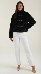 Quilla – Chaqueta de Pelo Sintético Negra con Hebillas